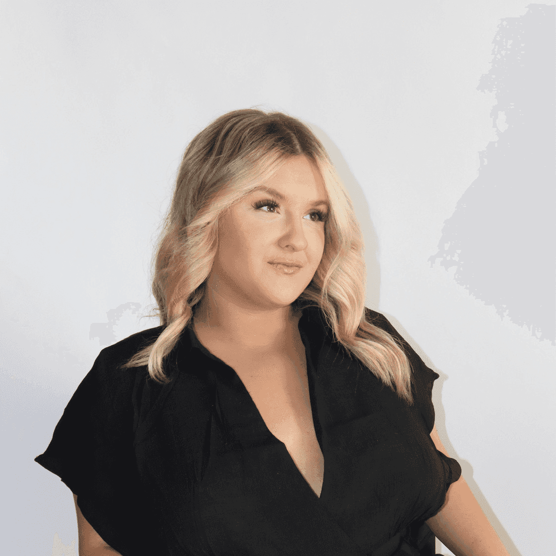 Portrait of Ashleigh, a professional stylist at Platinum Studio, showcasing their expertise and style.