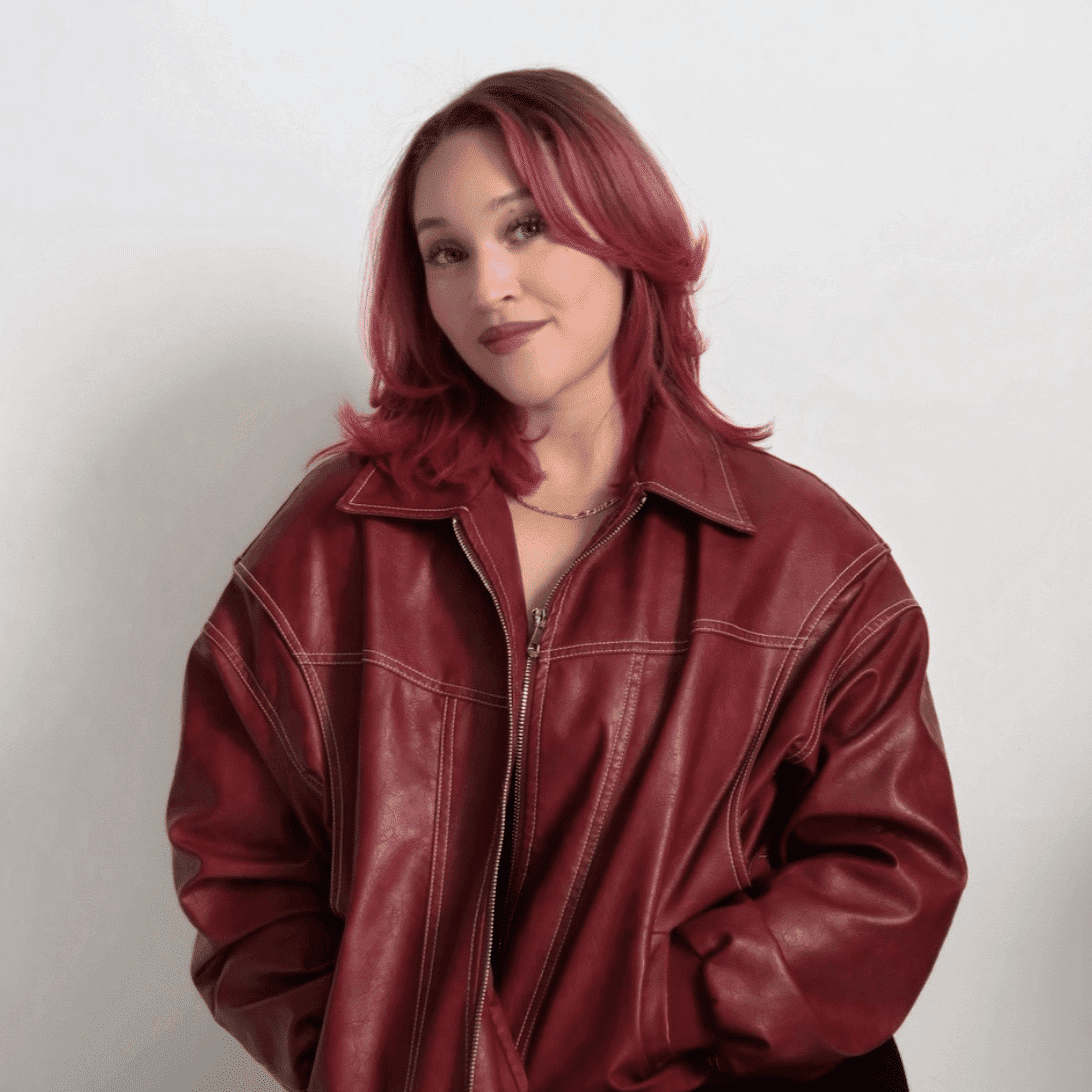 Portrait of Leah Brown, a professional stylist at Platinum Studio, showcasing their expertise and style.